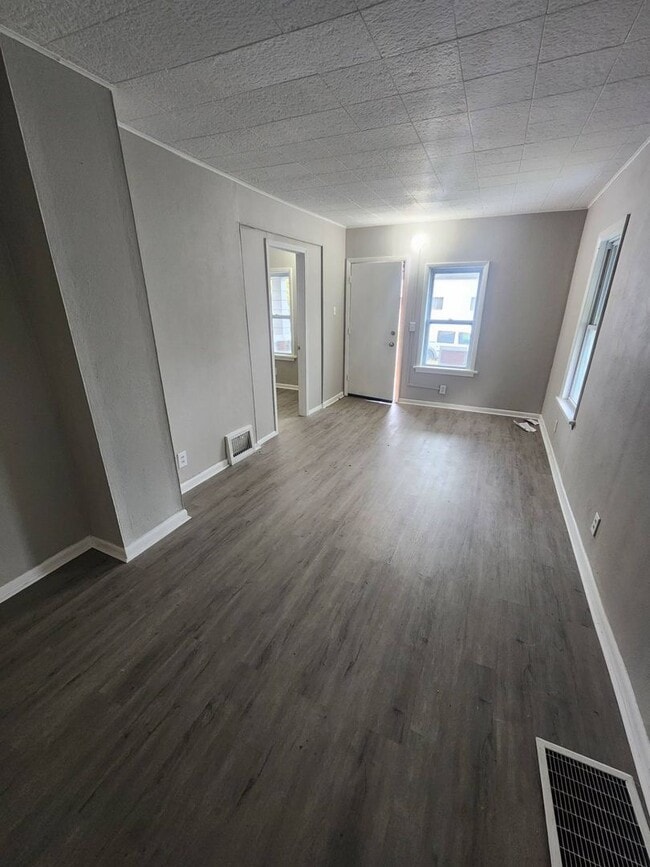 Building Photo - Charming 2-Bedroom Property in Prime Location