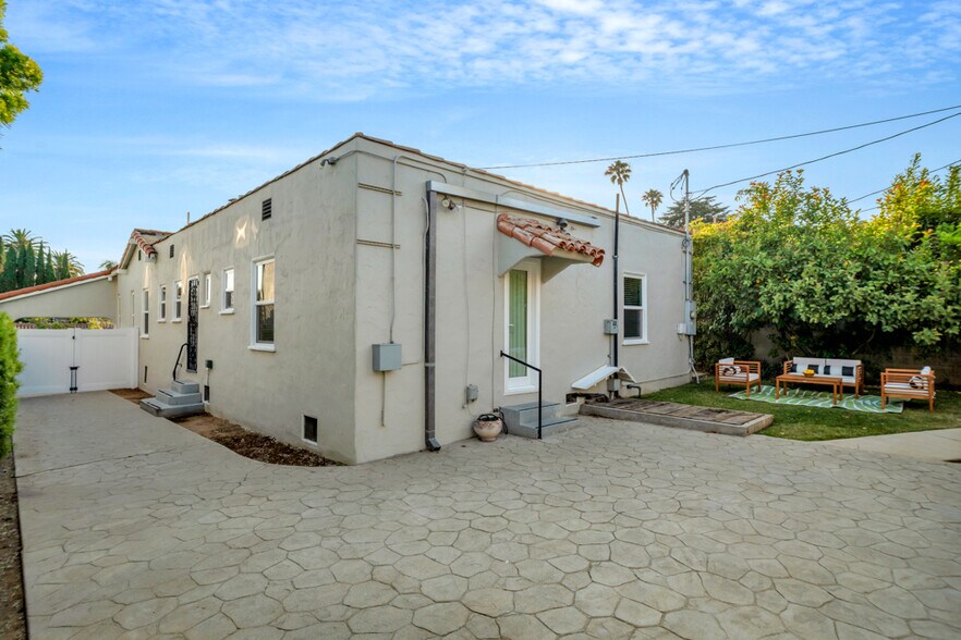 Rear entry to bedroom 3 - 2148 Prosser Ave