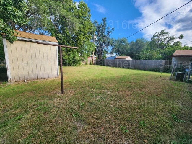 Building Photo - $995 - 3 bedroom / 1 bathroom - Single Fam...