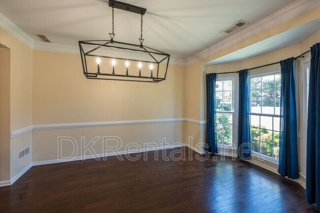 Building Photo - 2433 Gablewood Dr NE