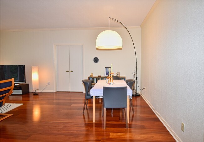 Building Photo - 2425 Underwood St