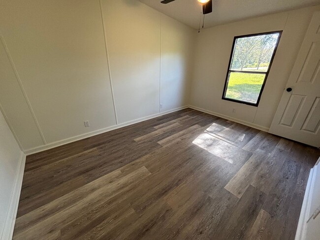 Building Photo - FOR RENT