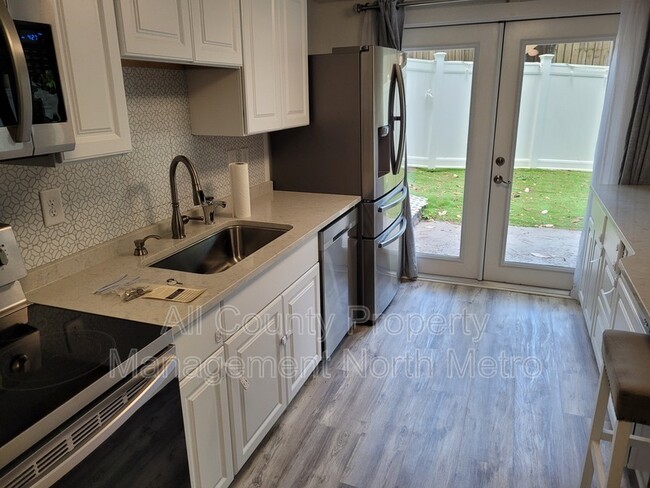 Building Photo - 5606 Roberts Dr