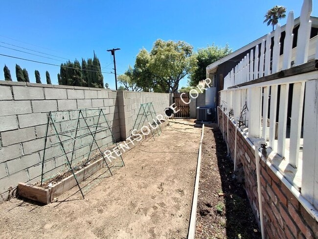 Building Photo - 10059 McLennan Ave.