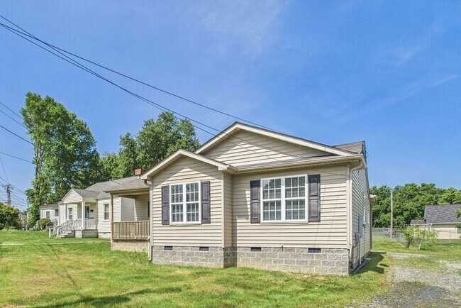 Building Photo - Beautifully Updated 3-Bedroom Home in Gree...