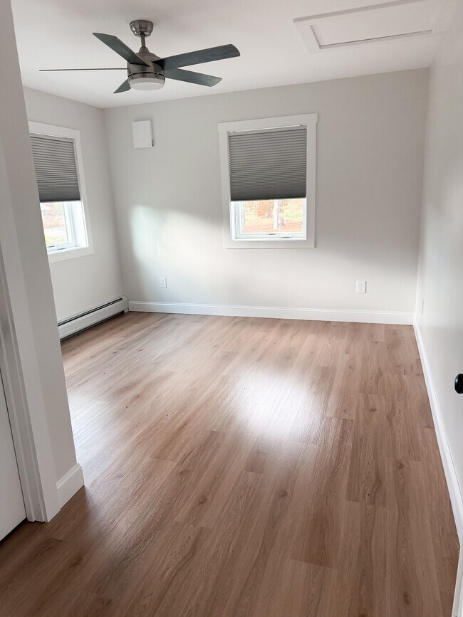 Building Photo - 959 W River Rd