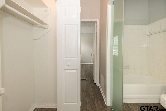 Building Photo - 5811 Hollytree Dr