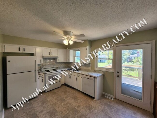 Building Photo - Nice Updated 2 Bed 1.5 Bath Duplex in Base...