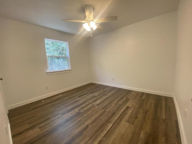 Building Photo - 818 Airport Rd