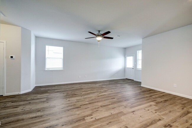Building Photo - 934 Grand Emperor DR