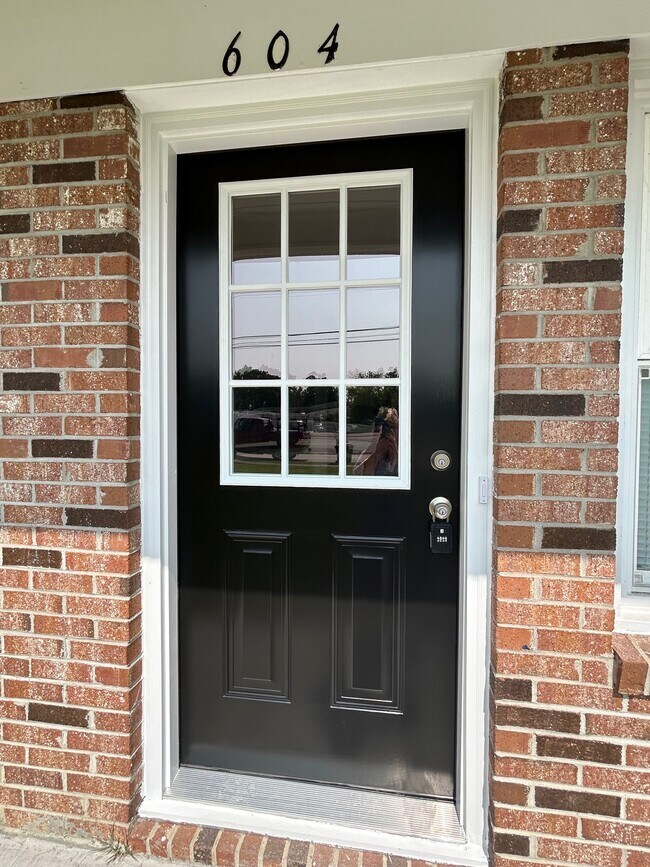 Building Photo - 604 16th Ave