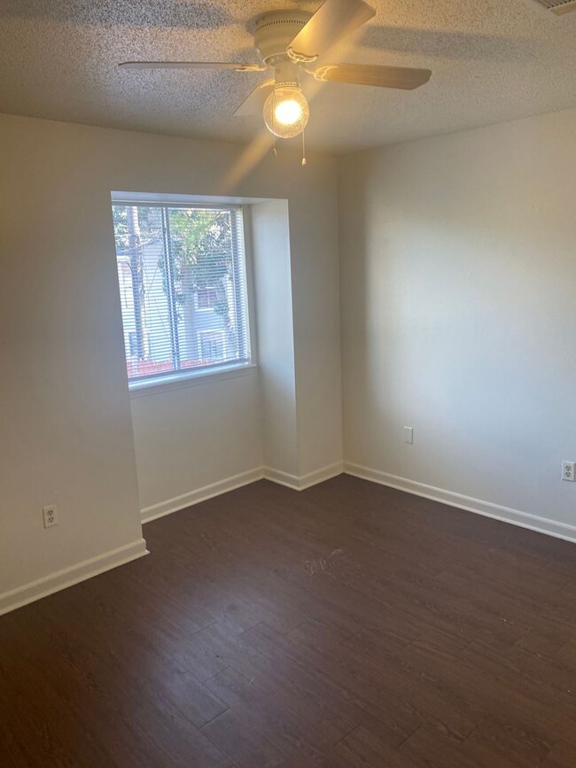 Building Photo - 2 bedroom 2 bath town home in a gated comm...