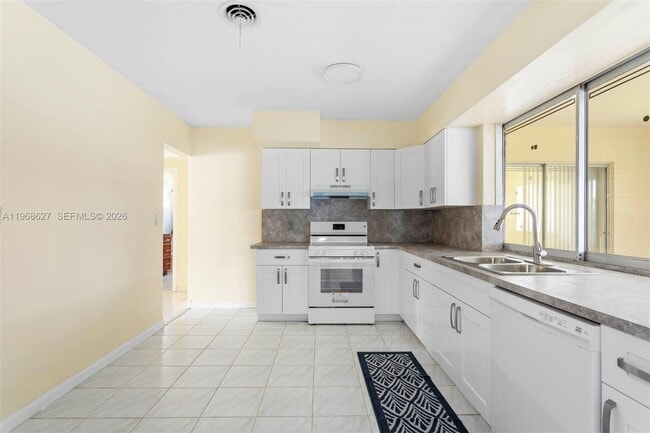 Building Photo - 12905 NE 4th Ave