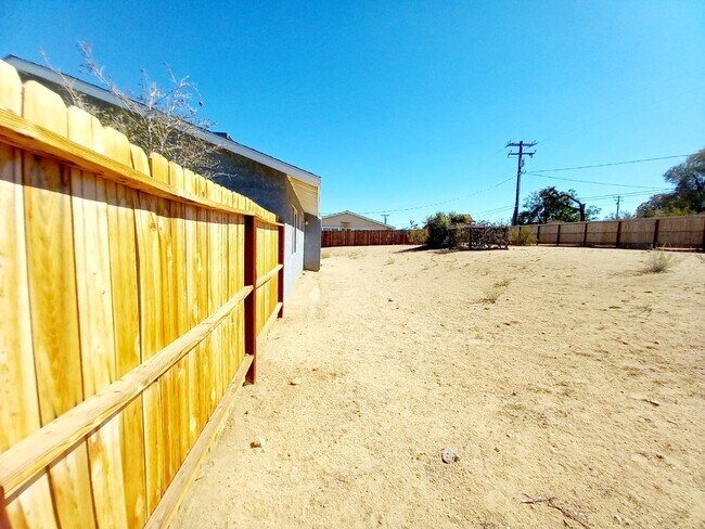 Building Photo - Fantastic Rental Opportunity in South Joshua Tree!
