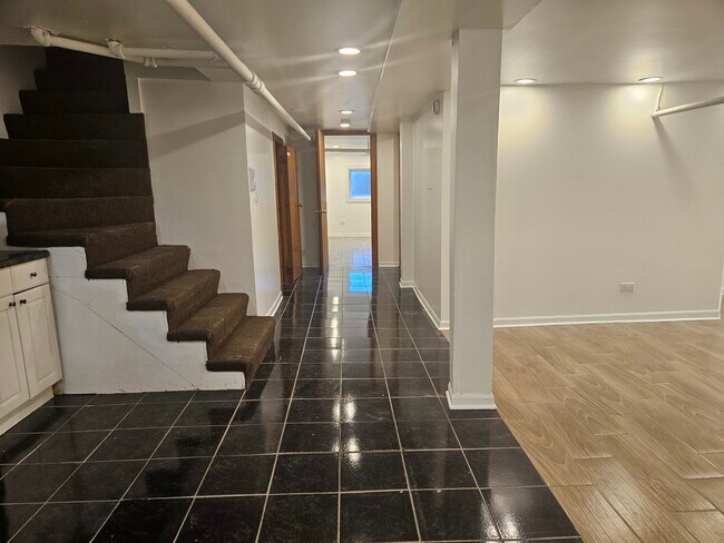 Building Photo - 4839 N Lawndale Ave