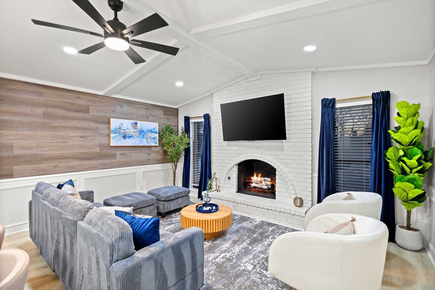 Building Photo - 3410 Country Club Dr