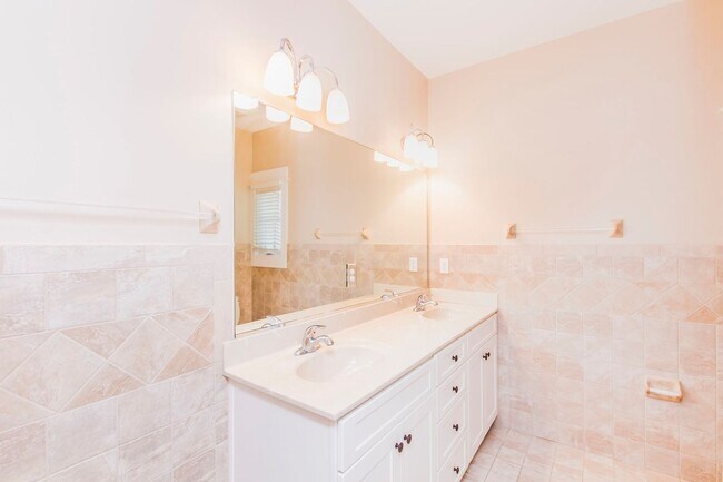 Building Photo - Introducing Your Dream Home in Norfolk: Elegant 3-Bedroom, 2.5-Bath Haven on 2 Floors