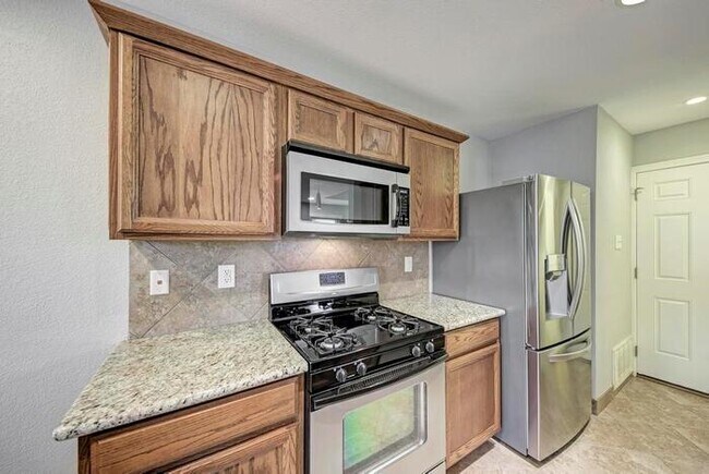 Building Photo - 1017 Solano Dr