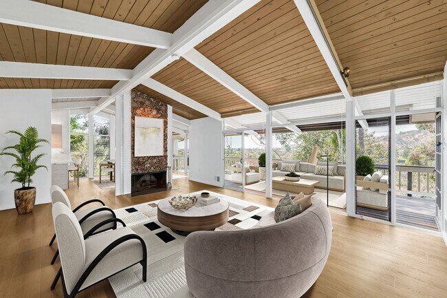 Primary Photo - 3623 Serra Rd