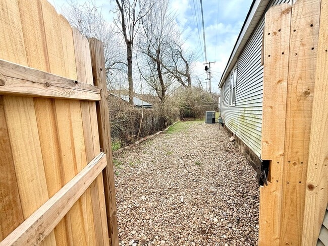 Building Photo - Updated 3BD 1.5BA Home with Bonus Office Space in Central Park!!