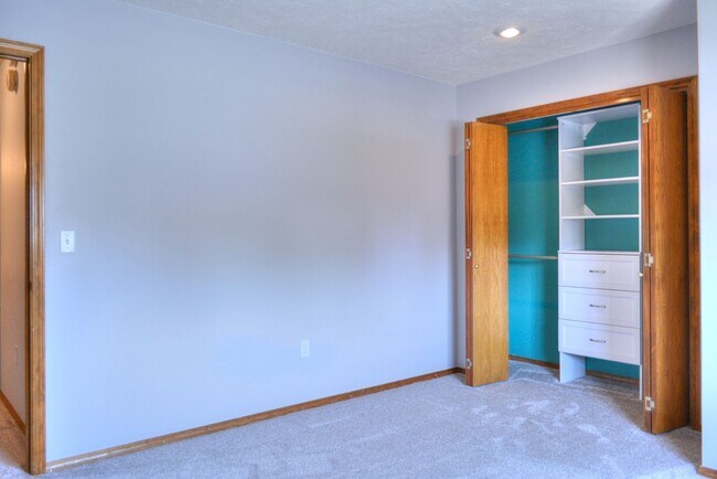 Building Photo - Huge South Hill Beauty