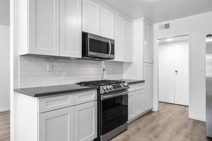 Building Photo - 6133 Whitsett Ave