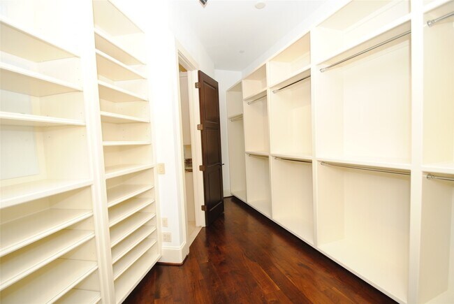 Building Photo - 302 Calle Sevilla Pl