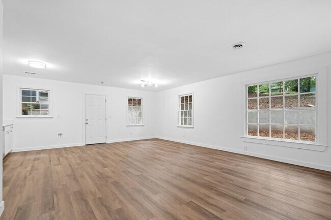 Building Photo - 3124 Shirley Dr
