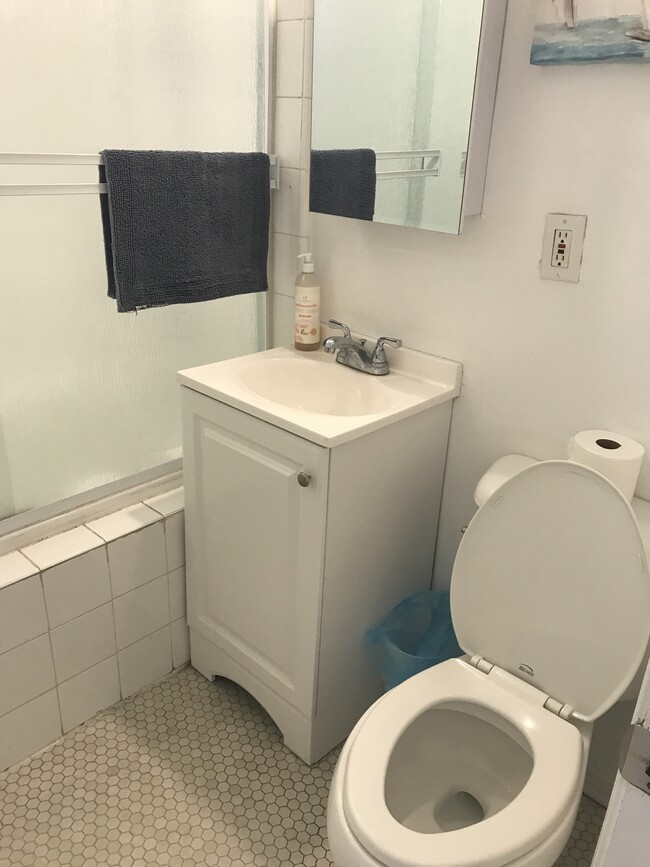 Bathroom w/ tub - 117 Bay Shore Ave