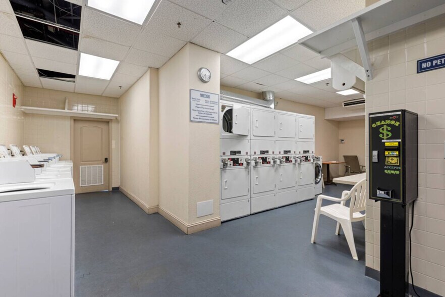 Building Photo - 5523 N Ocean Blvd