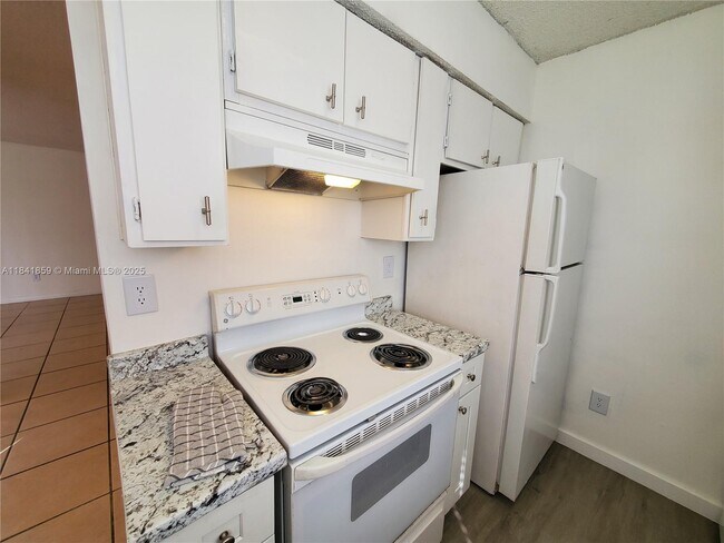 Building Photo - 1017 Washington Cir