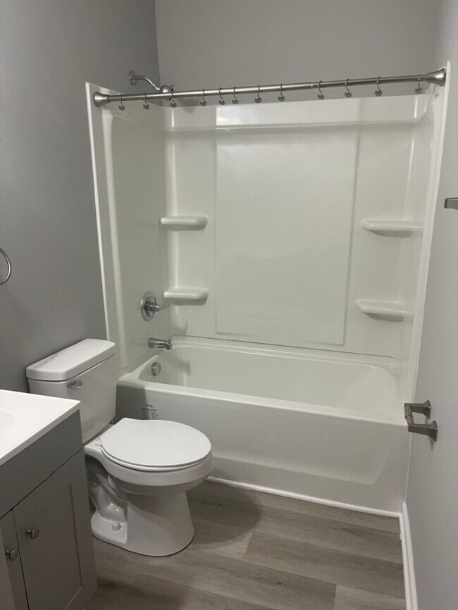 Building Photo - Fully Renovated Apartment Duplex Located in the Heart of Edgewood