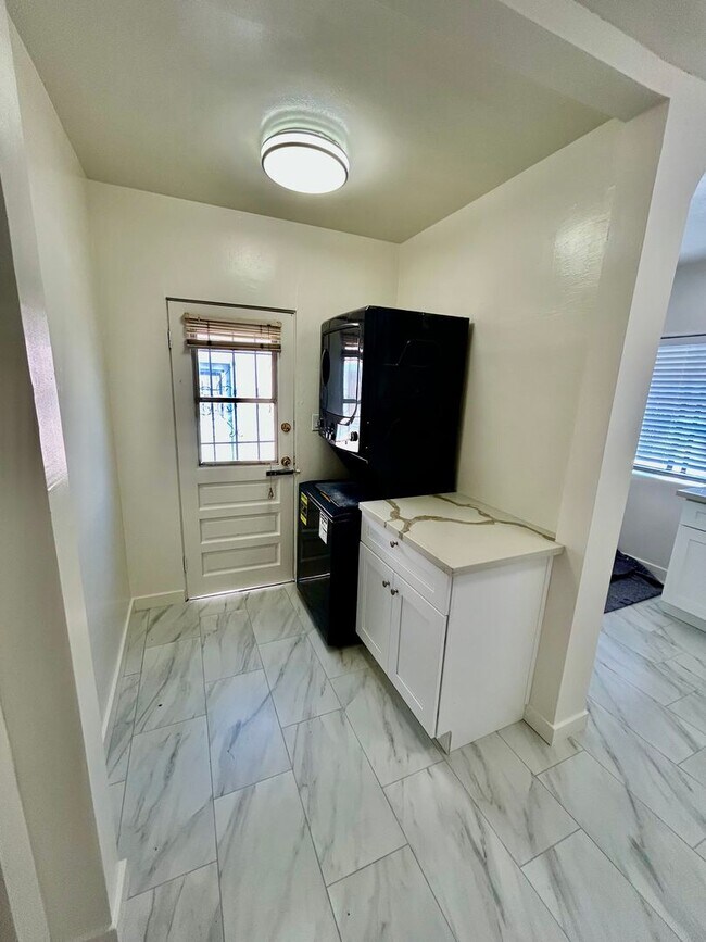 Building Photo - Remodeled 2 Bed | 1. Bath