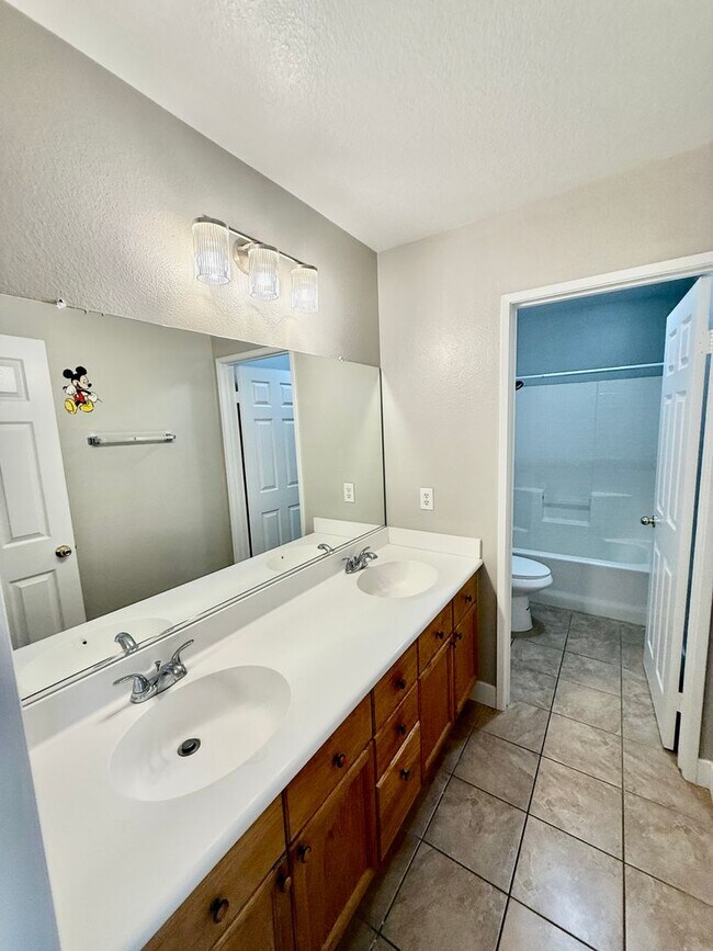 Building Photo - Nice 2 Story Family Home