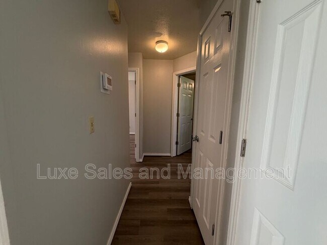 Building Photo - 205 S Meadow Ln