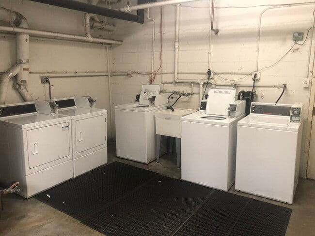 Building Photo - 1420 N Fuller Ave