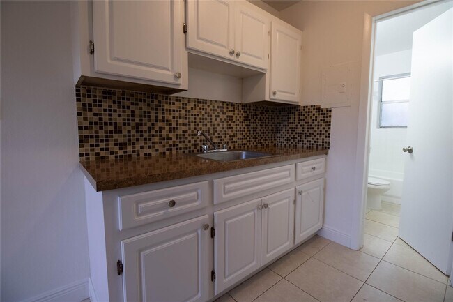 Building Photo - 400 SW 7th Ave