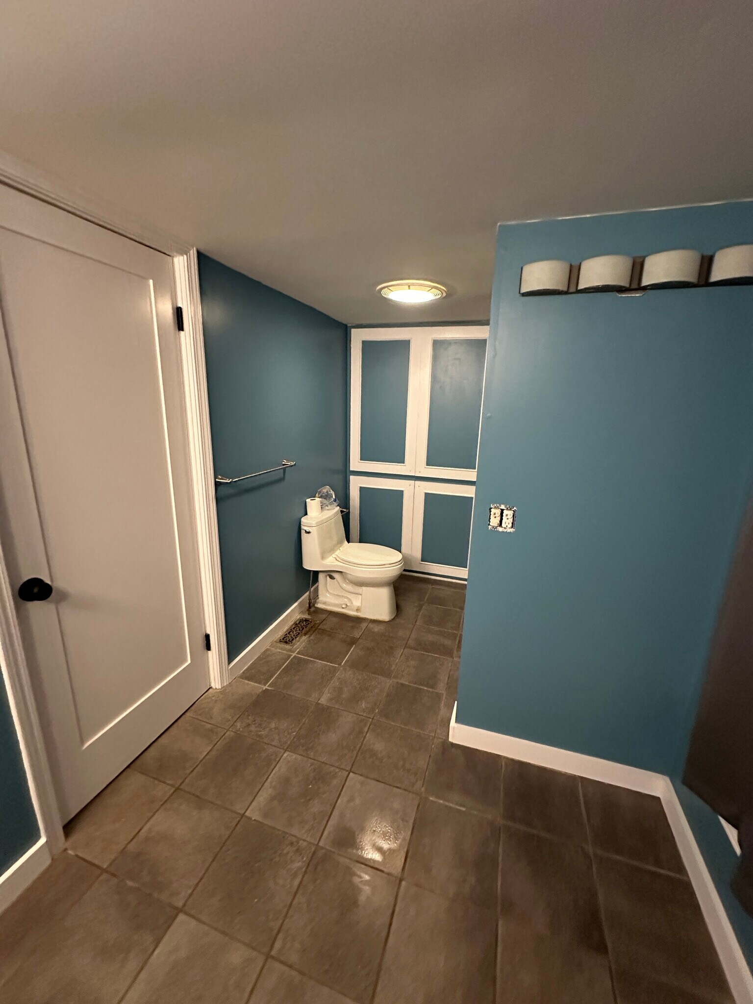 First floor bath - 260 Jefferson Ave