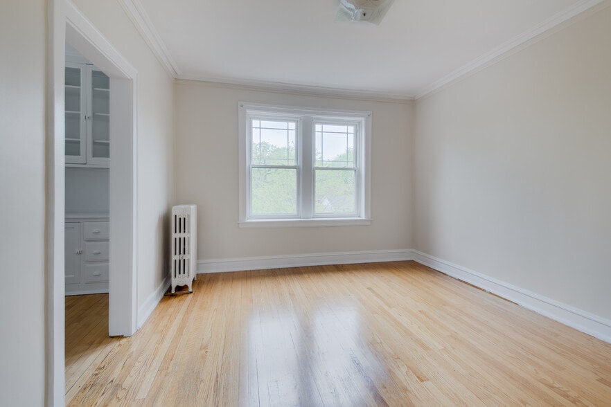 Building Photo - 1919 W Estes Ave