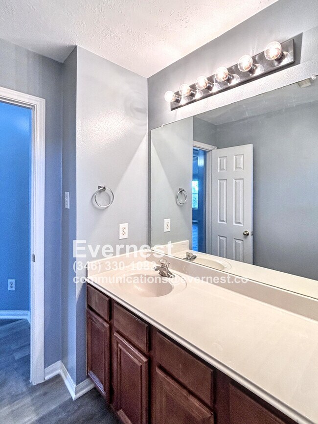 Building Photo - 3-Bedroom Home with Scenic Community Ameni...