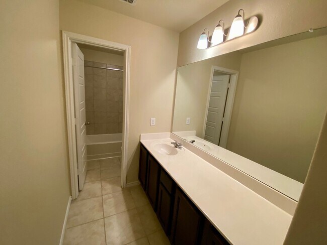 Building Photo - Spacious 4 Bedroom/Loft Area ~ Convenient ...