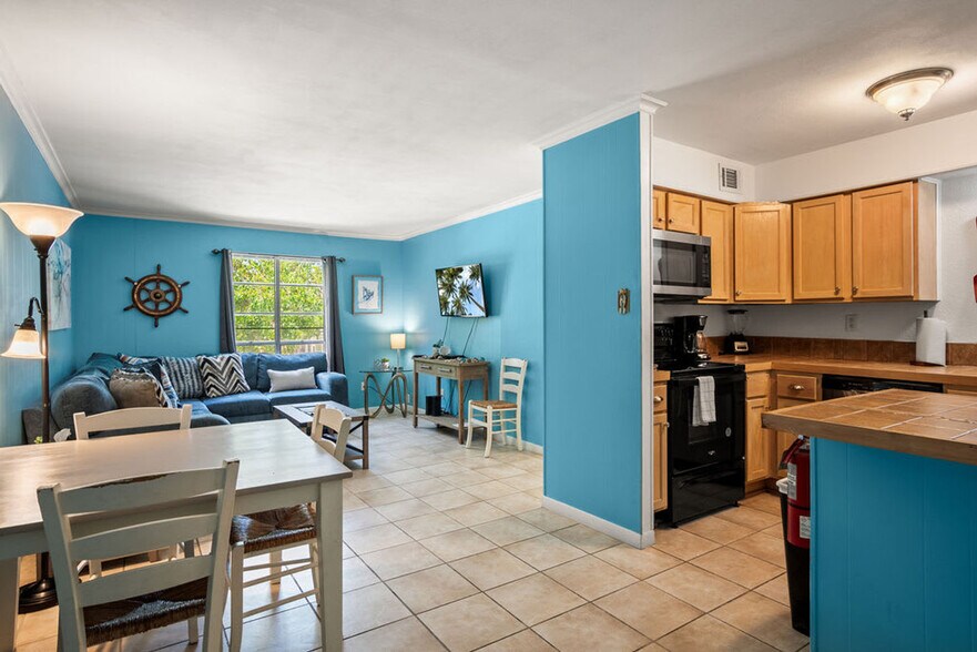 Building Photo - 2025 Eleventh Street-SI FL2-ID1023387P