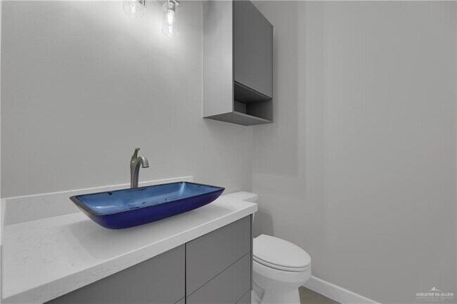 Building Photo - 27 Viola St