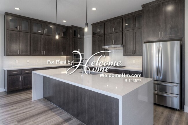 Building Photo - 262 Commodore Dr