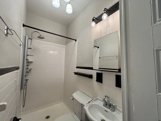 Building Photo - 626 University Ave