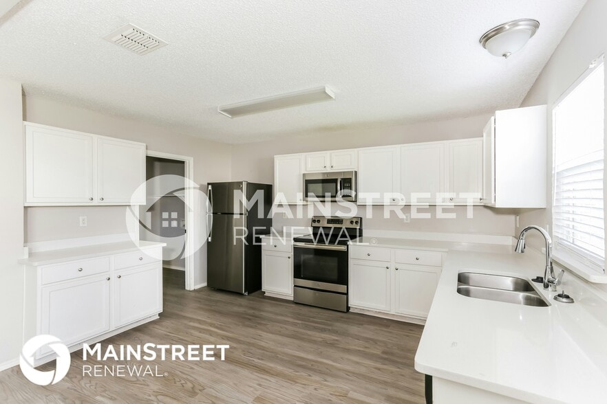 Building Photo - 8733 Stonebriar Ln