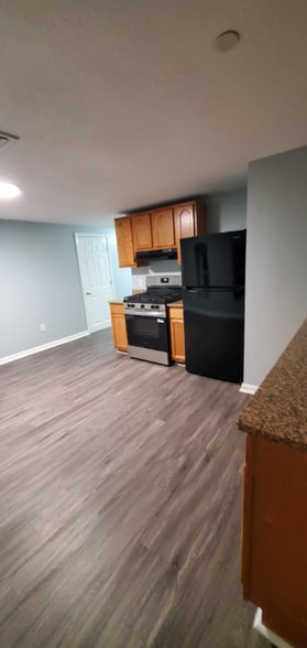 Building Photo - 84 Danforth St