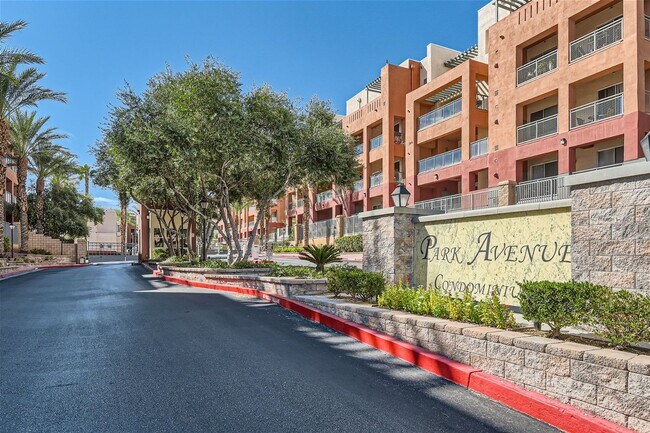Building Photo - 2 Bedroom Mid-Rise Condo at PARK AVENUE!