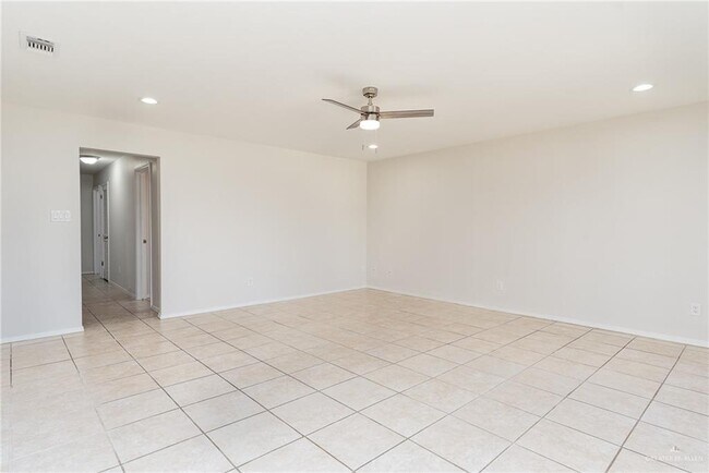 Building Photo - 500 E El Rancho Ave