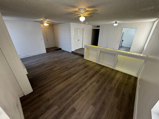 Building Photo - 3 BEDROOM 2 BATH, FIRST FLOOR UNIT